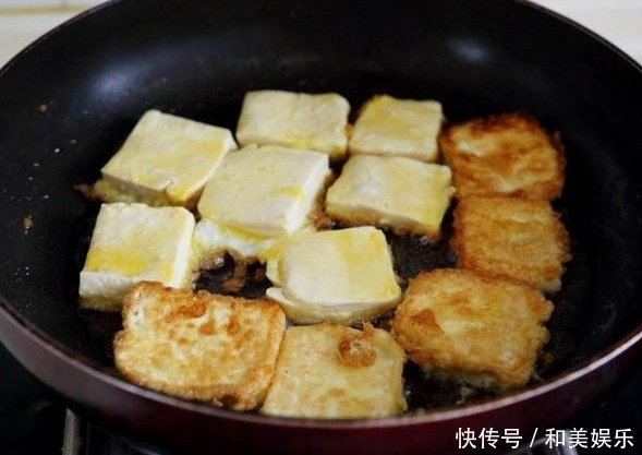 煎豆腐别只会放油,多加这2样东西,豆腐黄金酥脆,不碎也不粘锅