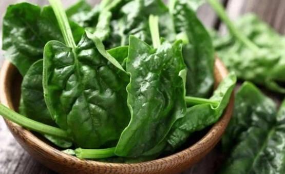 上了年纪骨质疏松，几种食物一天吃一点，强筋骨比钙片还补钙