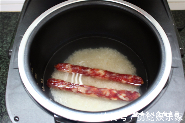 秋天,不妨试试此款焖饭,简单快捷又好吃,增强身体免疫力