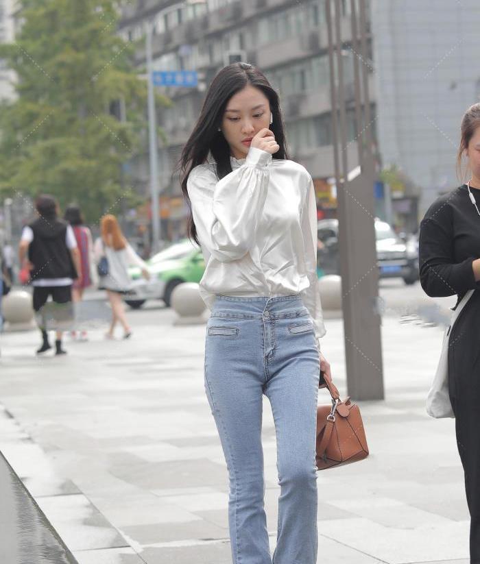 衬衫|美女“白色丝质长袖衬衫”搭配浅色牛仔裤,清爽舒适,气质十足