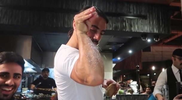 顾客|撒盐哥的“黄金牛排”有多奢侈,顾客花天价体验,结账时就反悔了