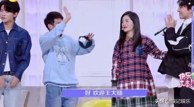 真怀了?谢娜玩游戏全程坐着,特殊待遇很明显,嘉宾也不敢靠近