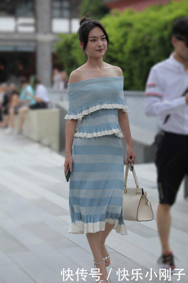 颜色|选择时尚的针织裙,白蓝的颜色搭配,展现出优雅闲适的美