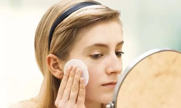 皮肤|用化妆棉会让皮肤变得更“薄”?