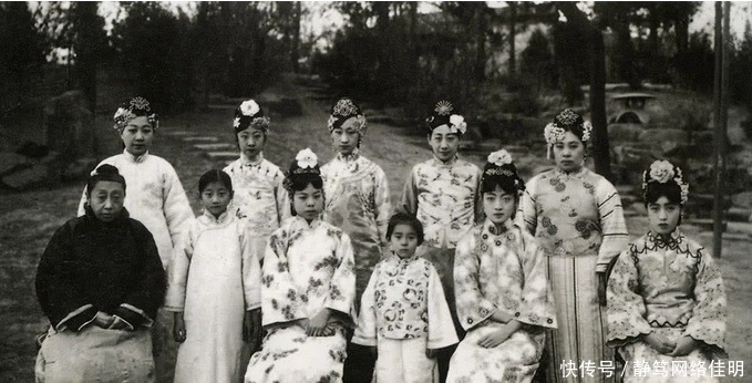 皇妃|老照片：同是皇妃，慈禧阴媚里藏着计谋，但她的笑容里透着单纯