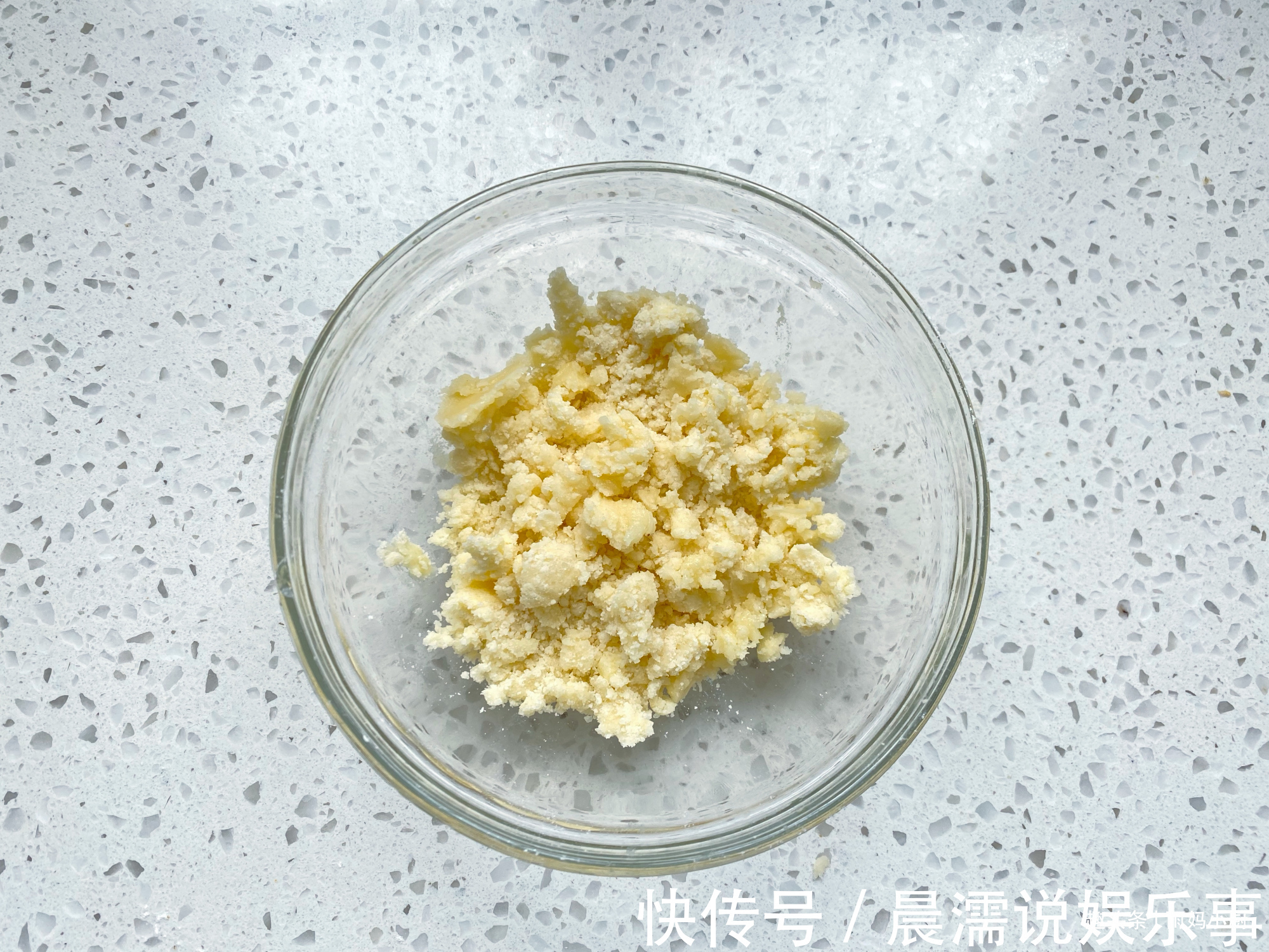 香酥粒|10分钟搞定,爆浆蓝莓麦芬蛋糕,外酥里软好美味,秒杀蛋糕店