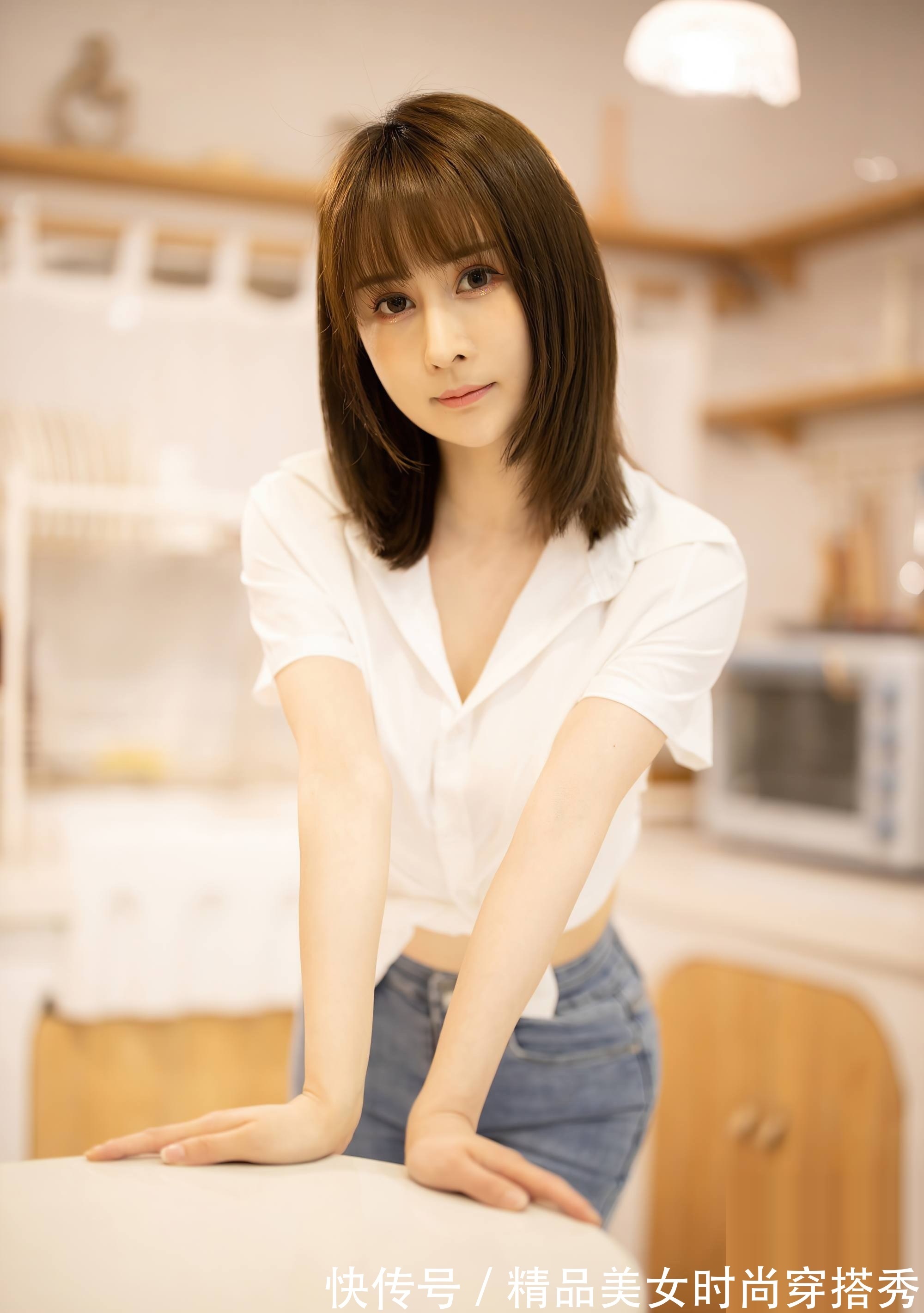 牛仔裤|紧身的牛仔裤很是精致耐看,上搭白色的衬衫,率性十足