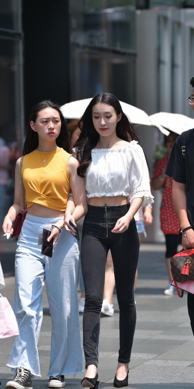 水洗|牛仔裤是百变的时尚单品,闺蜜选择了不同的款式,风格差异非常大