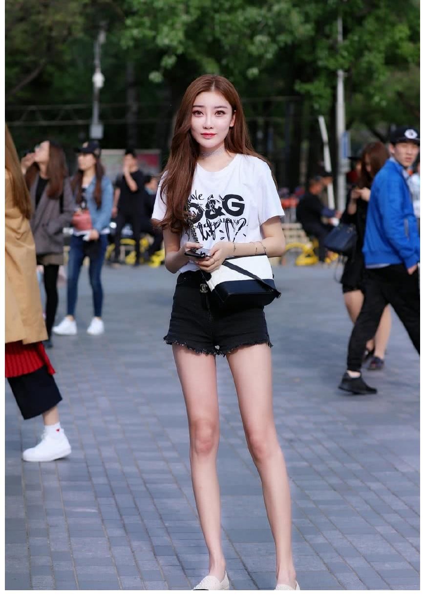 鞋底|精致白皙的女性足部美，需要一双百搭凉鞋来展示