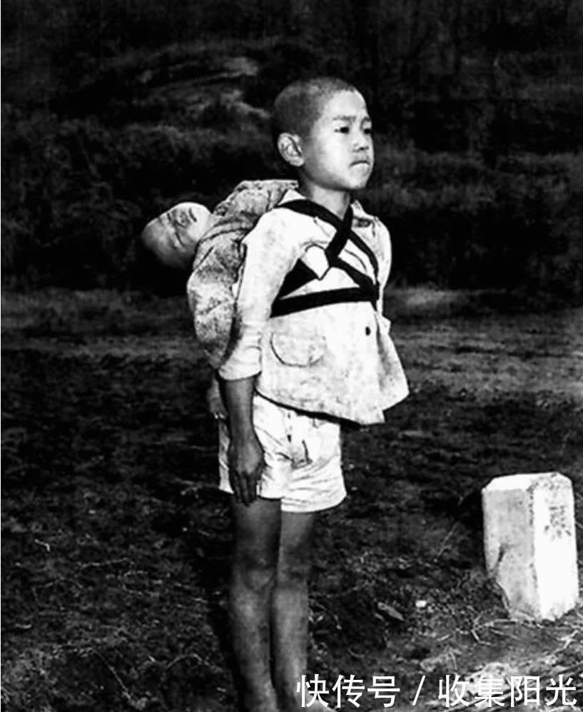 日本|原子弹爆炸后日本是怎样的最著名照片男孩背已死弟弟去火葬场