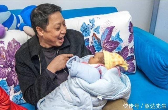 超市|孙子超市里弄碎一盒鸡蛋,店员让赔10盒,被爷爷怼得直接闭嘴了