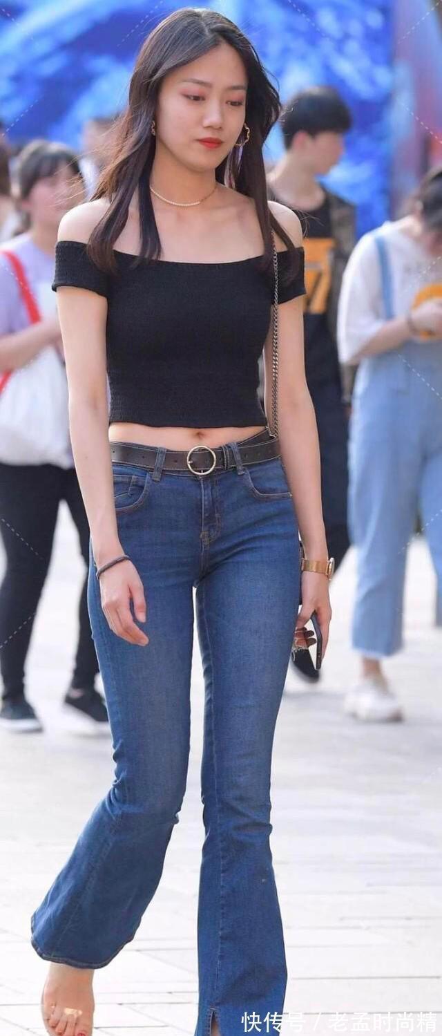气质女神|一字露肩短款上衣搭配分叉微喇叭牛仔裤,修身显瘦,气质女神范