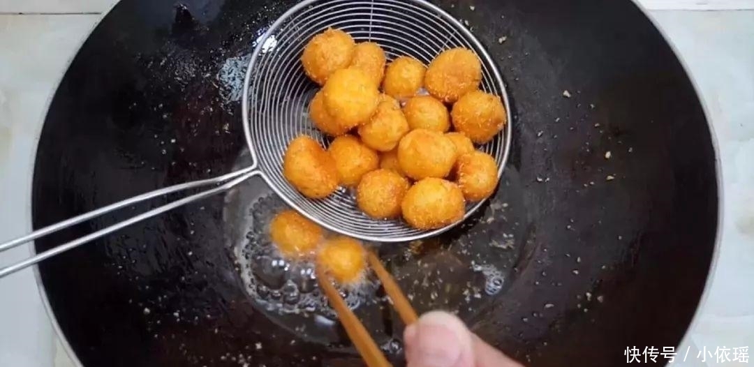 好吃|半个南瓜, 一斤面粉, 筷子一搅, 做出来比鸡米花都好吃, 越吃越香