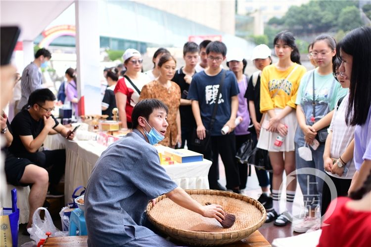 义诊|近20位中医名家齐聚人民广场 市民现场问诊