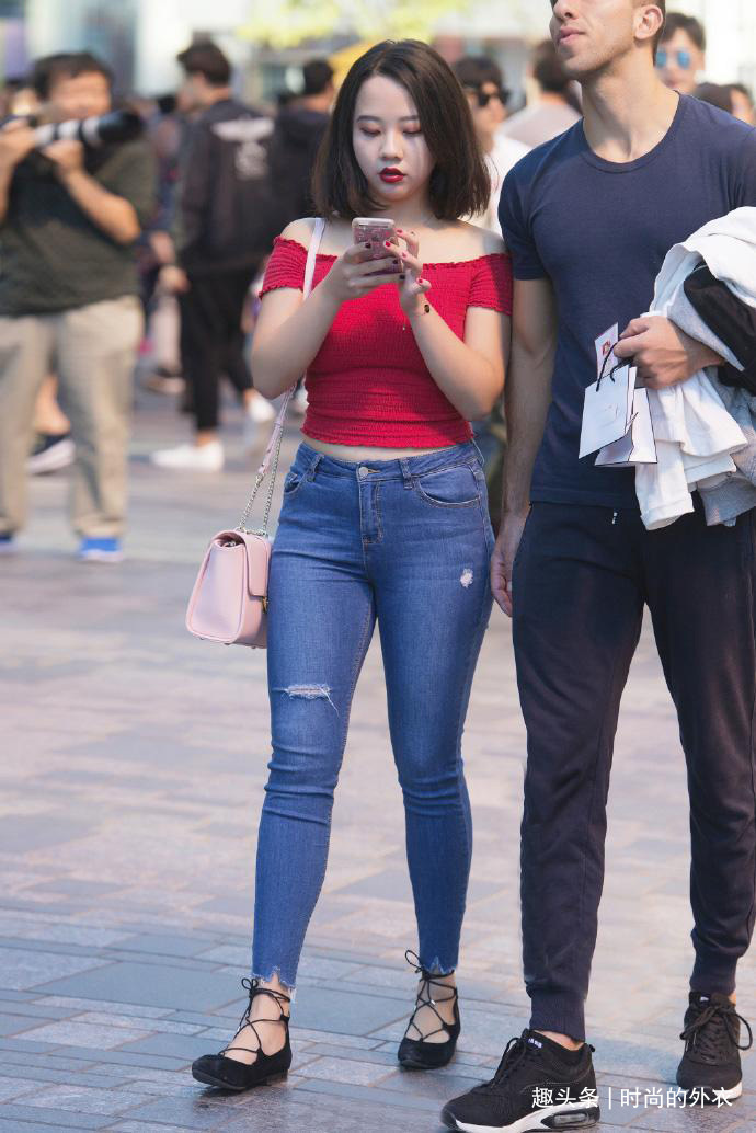 穿搭|巧搭牛仔裤,你也能美出专属的风格,展现出时尚亮眼的造型