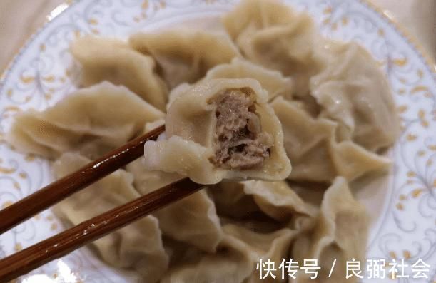 冬天吃饺子,韭菜猪肉靠边站,用此菜包饺子鲜香多汁,快来学着做