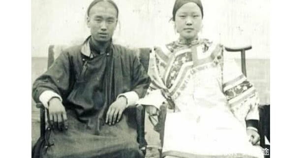 美女|晚清老照片:美女被洋人强行搂抱,男子拿“木棍”动私刑!