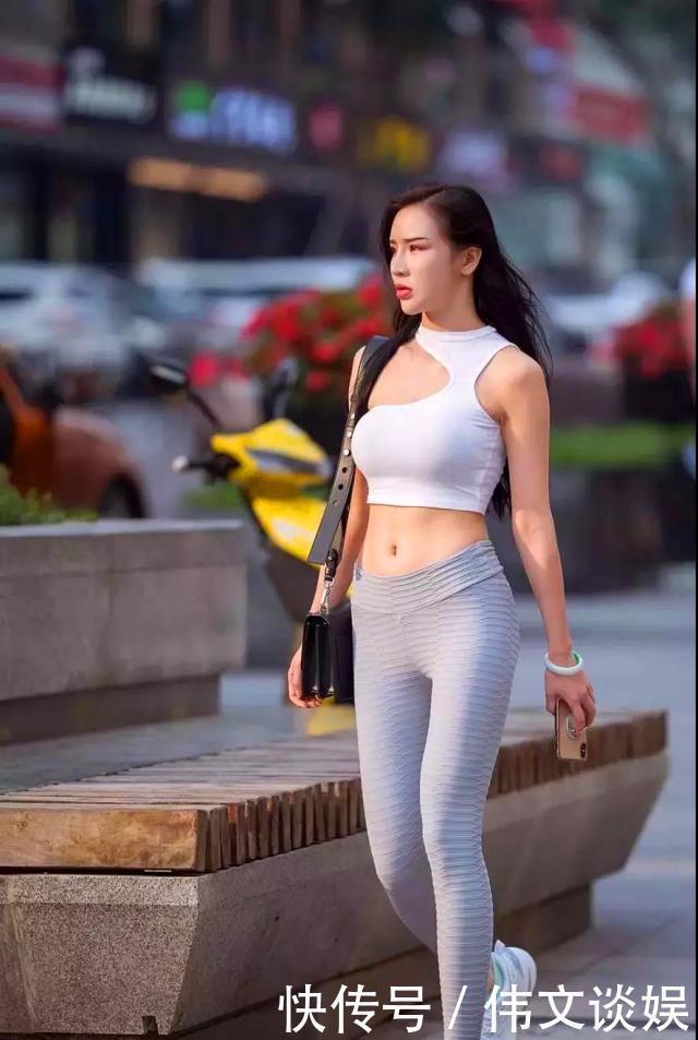 紧身|路人街拍辣妹很会搭配衣服,不对称上衣搭配紧身长裤酷酷哒
