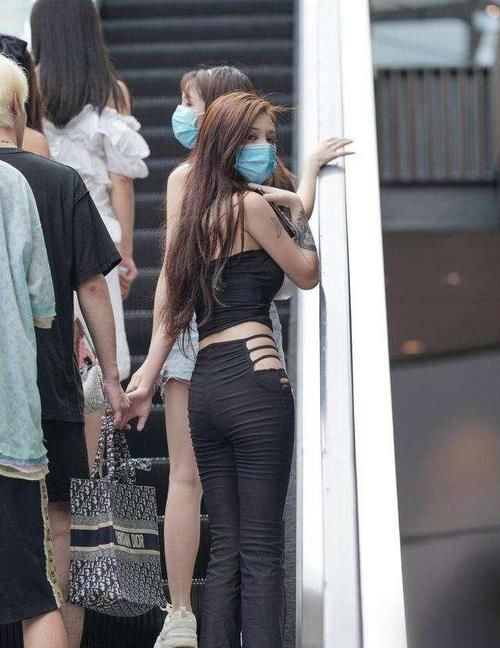 在职场 美女脚上搭配着一双黑色的尖头高跟鞋,走起路来看起来更加的成熟