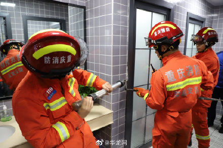 餐馆|消防破门救出在厕所晕倒被困的餐馆女员工