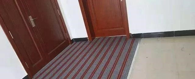 地板|越来越多人不在门口放地垫了,现在流行这样弄,省钱干净又实用