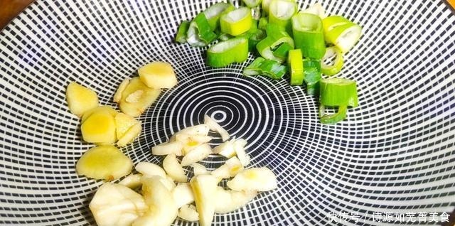 焯水|炒猪血时,牢记别马上下锅,大厨教你一招,猪血嫩滑无腥味