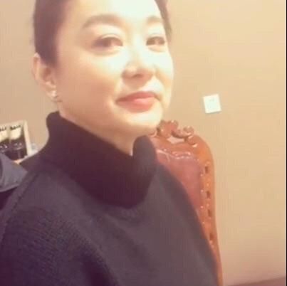 66岁林青霞真是优雅老去!素颜怼脸下肌肤白皙,扎丸子头美到爆