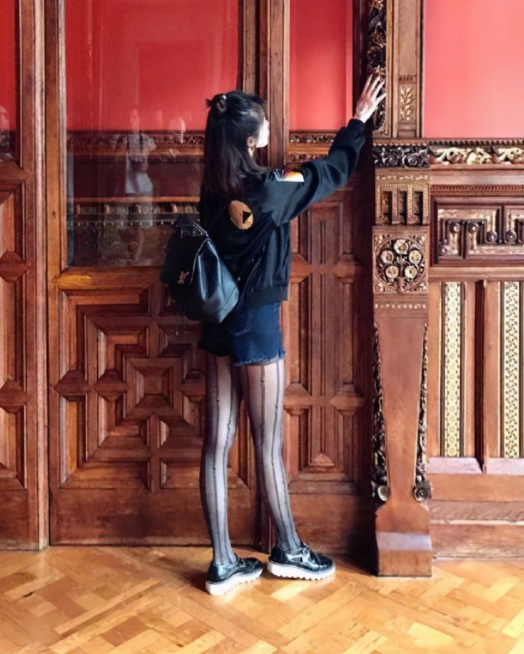  展现|街拍：小姐姐穿黑丝展现性感身材，女人味十足