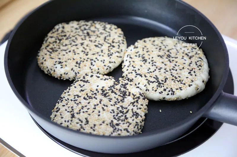 1斤面粉做6个烧饼，不油不腻，平底锅就能做，刚好全家人的早餐