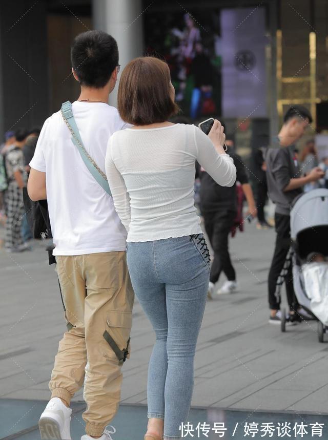 紧身衫|丰润有致的美女,白色紧身衫凸显优雅气质,肉感迷人