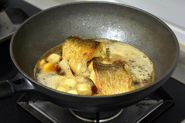 啤酒炖草鱼真够味，肉嫩汤浓，用电饭煲炖省心省事营养不流失