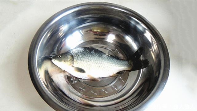 炖鱼汤时,不论哪种鱼,多加这一步,汤色浓白鲜香,营养又好喝