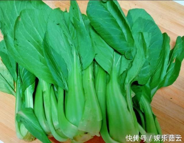青菜炒蘑菇的家常做法，咸香下饭，比红烧肉还好吃