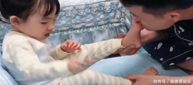 伤害|爸爸给女儿剪指甲,妈妈也把脚伸了过去,果然没有对比就没有伤害