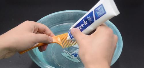 在梳子上涂抹牙膏，作用真厉害，解决了一个大烦恼，看完涨知识了