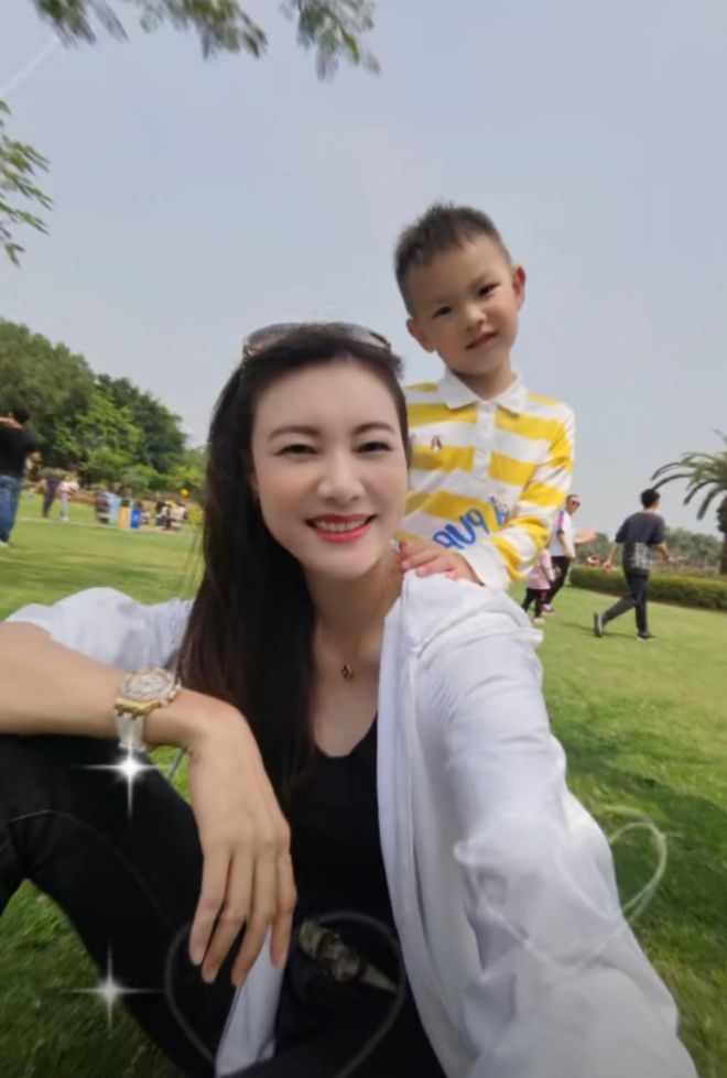 林丹老婆带儿子出游，一身奢侈打扮似贵妇，带40万手表显身家炫富