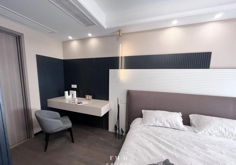 玻璃柜|事实证明,卧室不做套房,装一字型玻璃柜,也能打造步入式梳妆区