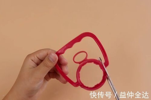 把油桶提手粘在马桶上,手再也不用碰马桶,解决了家家户户的烦恼