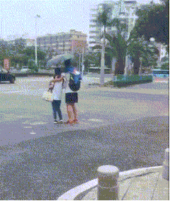 |搞笑GIF动画:小哥哥一连串的动作太帅了!女朋友也太淡定了