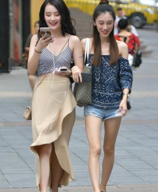 时尚|美女穿着长衬衫，搭配仔短裙，看上去十分的干练时尚