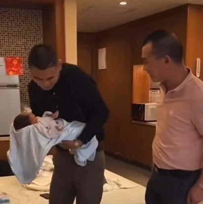 爸爸|爷爷嫌爸爸抱娃像“端菜”,抢来抱姿势更“豪横”,宝妈笑得刀口疼