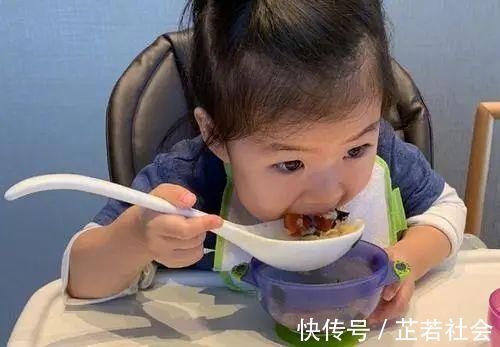 添加|辅食添加这些细节做不对,别怪宝宝不吃饭,边吃边噗噗吐