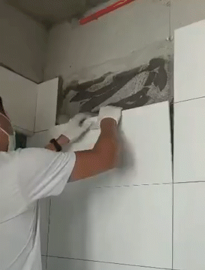 装修|惠州一女业主房子装修到一半，瓷砖整片脱落!谁的责任?