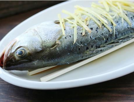 料酒|清蒸鲈鱼时,别再加盐和料酒了,厨师分享正确做法,鲜香还不腥
