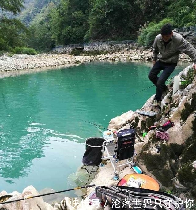 废弃景区，意外发现天然钓场，爆钓上百条溪石斑