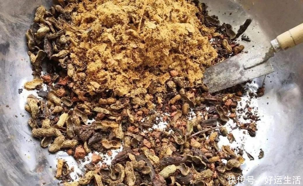 家中养花,盆土容易结板,掺入4种“材料”,松软透气养分丰富