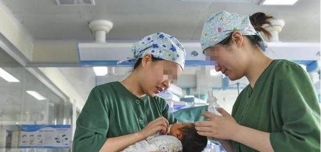 宝宝们|宝宝出生后的10几分钟里,都在做些什么原来他比妈妈还忙