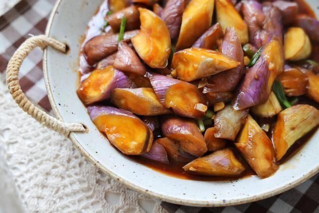 自从学会茄子这个做法，茄子再也不要过油了，一碗酱汁又香又下饭