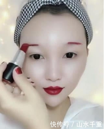 小姐姐|小姐姐化妆“不走寻常路”,仅一支口红搞定整张脸,网友:求教!