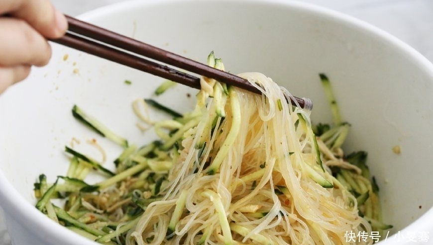 凉拌菜|夏天最爱这道凉拌菜,清脆爽口又下火,花2块钱就能做一大盘